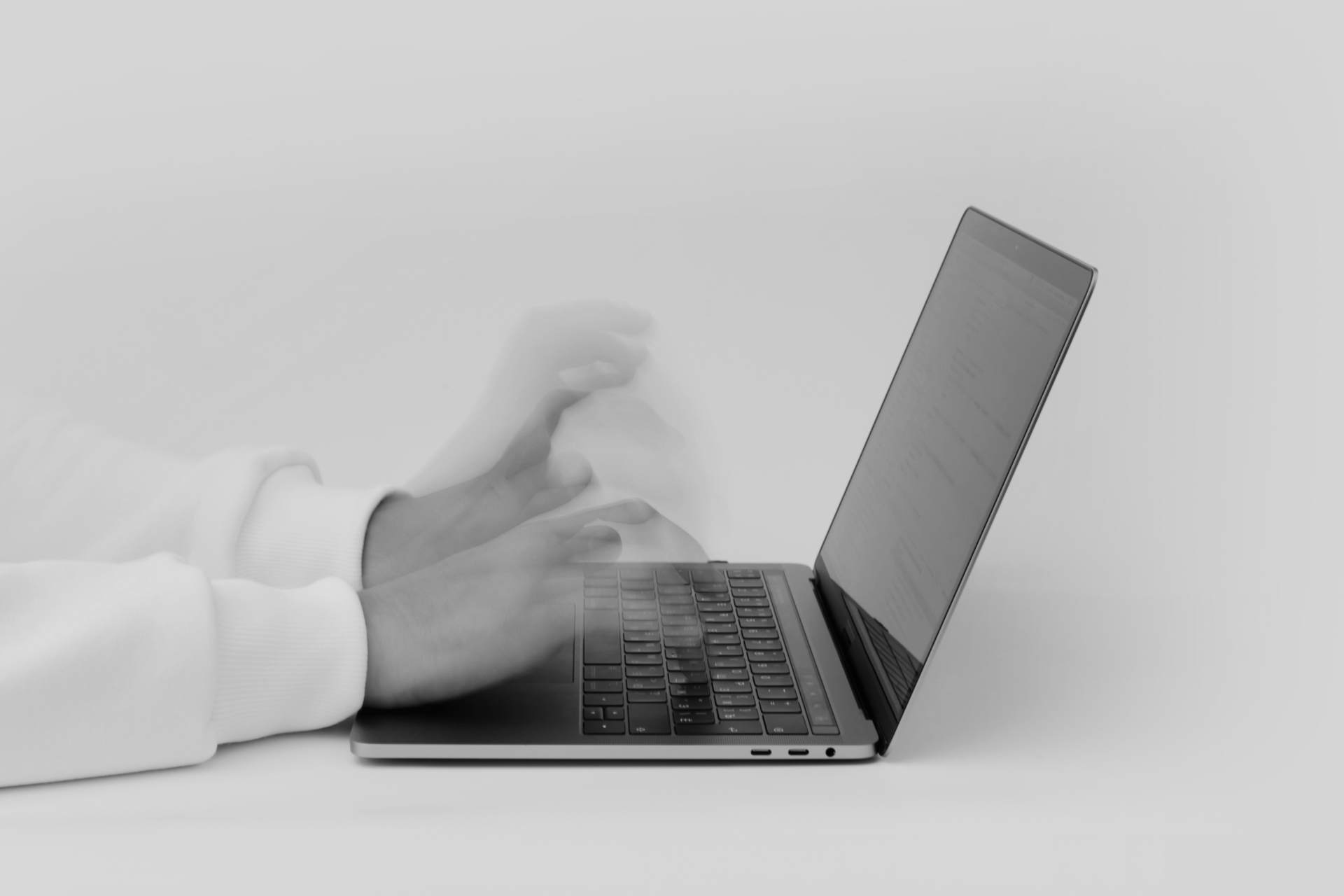 Aescura, Healthcare Agentur, Webdesign, Hände, die auf der Tastatur eines MacBooks tippen